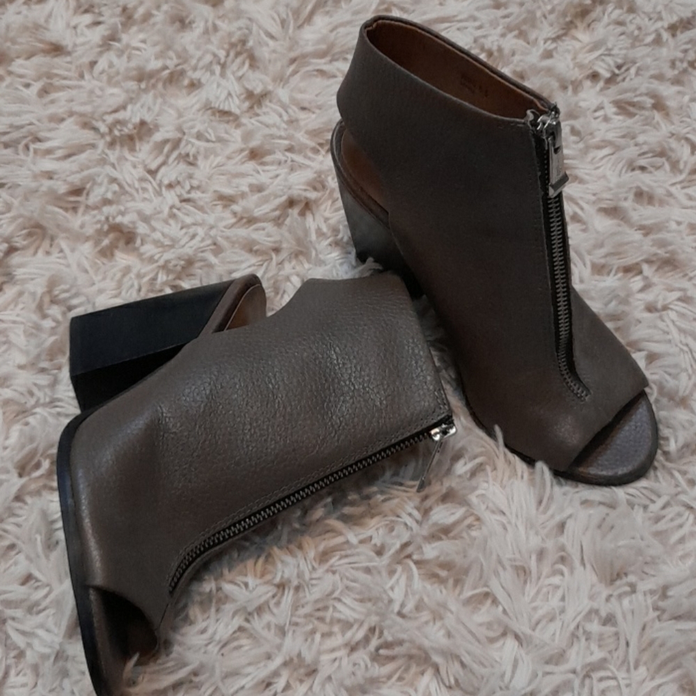 Open toe bootie shoe